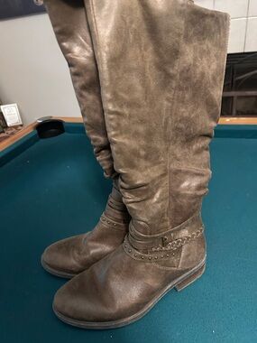 Brown Knee-High Women's Boots - Classic Casual Riding Style